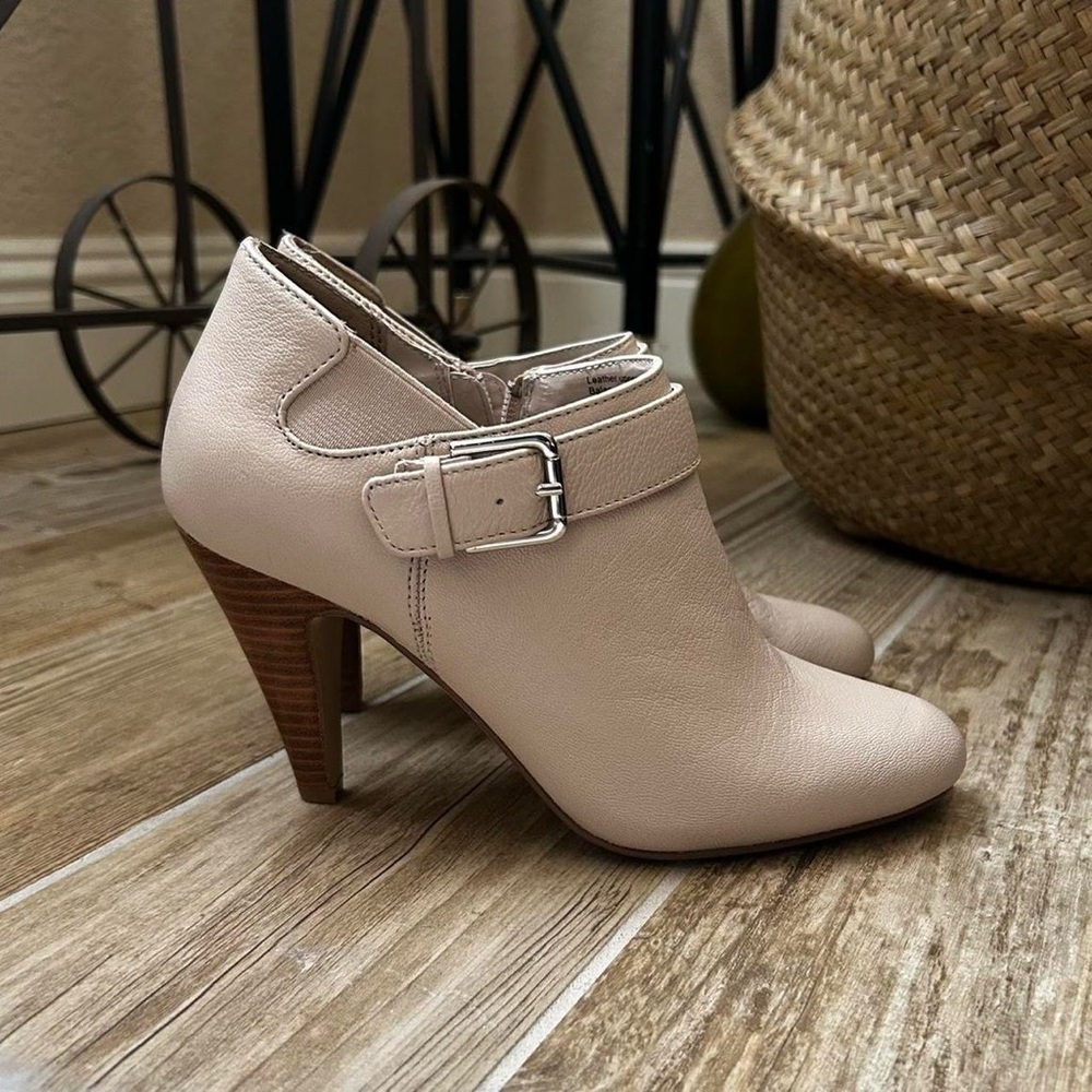 Alfani Shirlee Cream Leather Ankle Bootie, Size 6